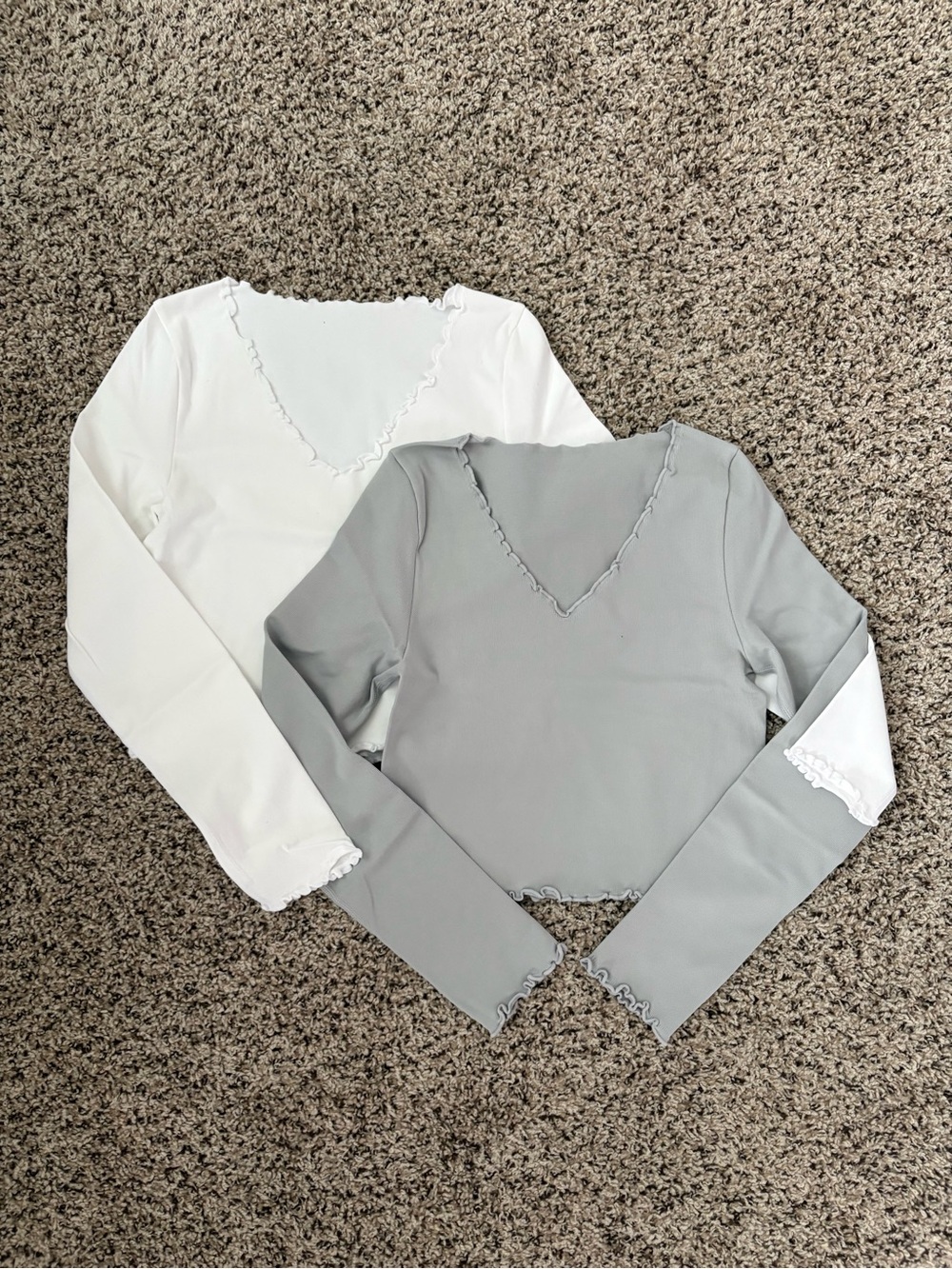 OQQ Women's Long Sleeve Lettuce-Edge V-Neck Top - White & Light Gray